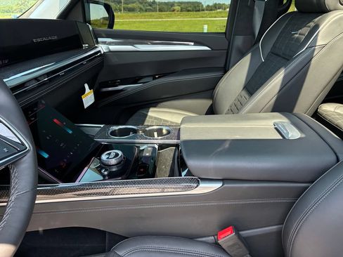Used 2025 Cadillac Escalade V AWD/4WD image 18