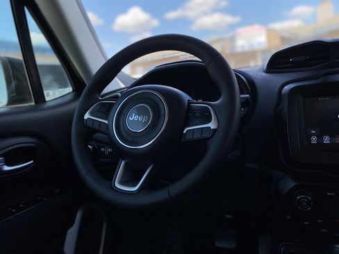 Used 2020 Jeep Renegade Latitude w/ Popular Equipment Group FWD image 14