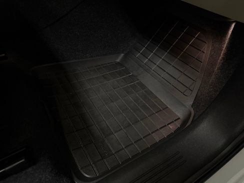 Used 2025 Volvo XC40 B5 Plus image 19