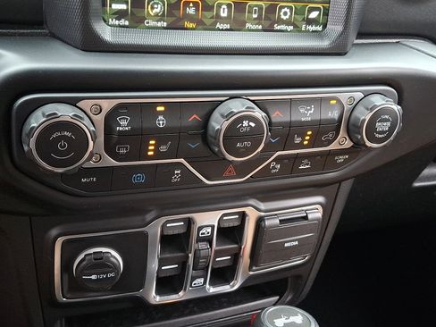 Used 2021 Jeep Wrangler Unlimited Sahara w/ Cold Weather Group AWD/4WD image 14