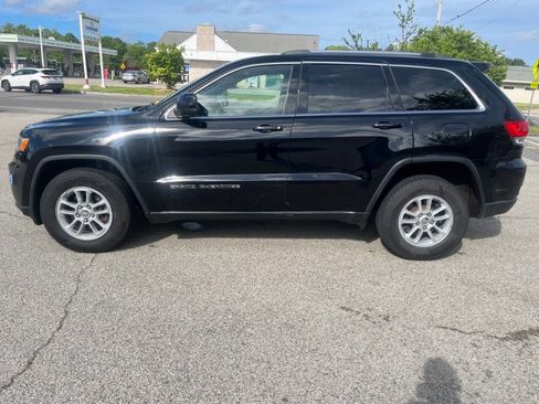 Used 2018 Jeep Grand Cherokee Laredo AWD/4WD image 2