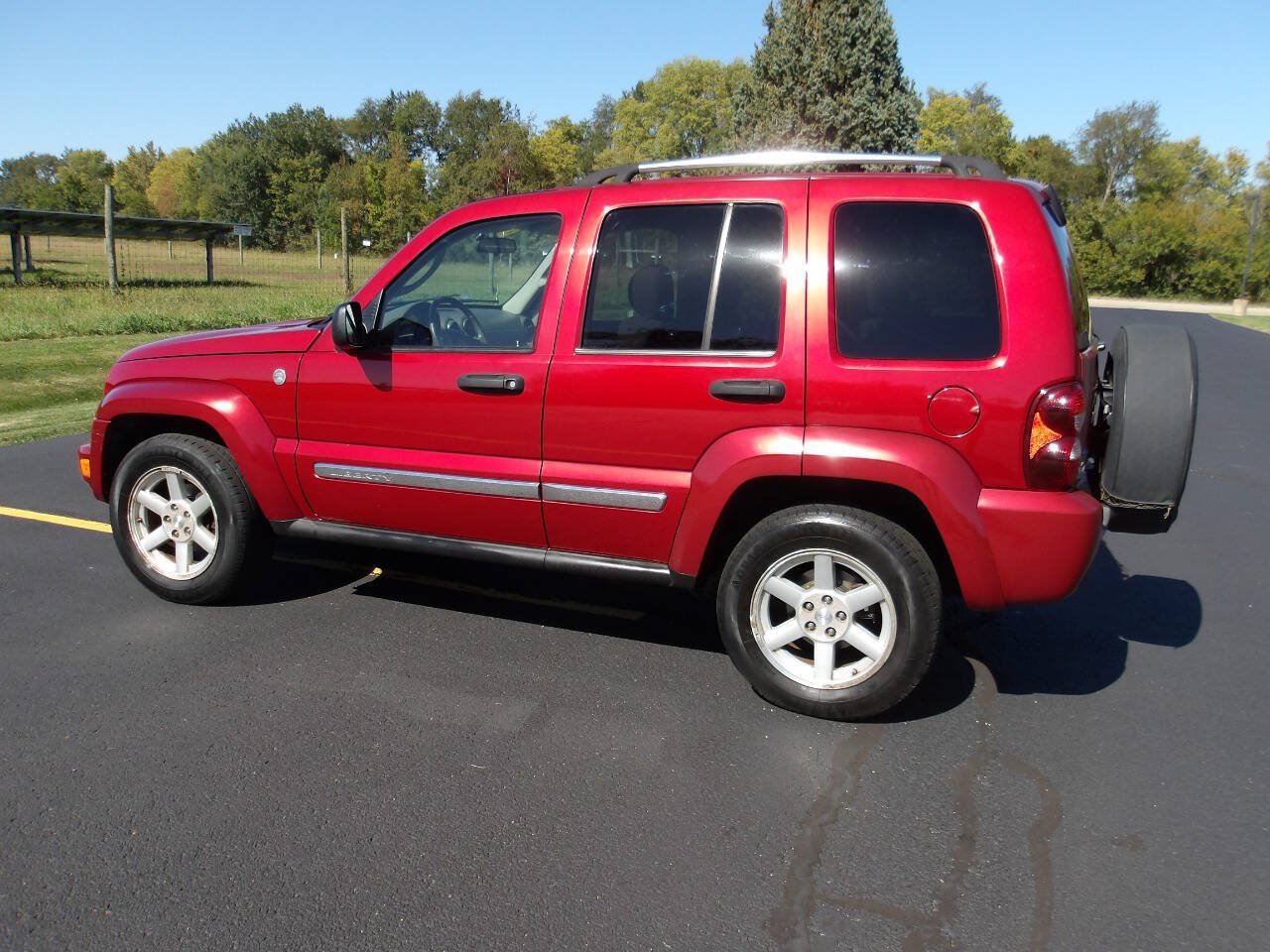 Used 2005 Jeep Liberty Limited AWD/4WD image 11