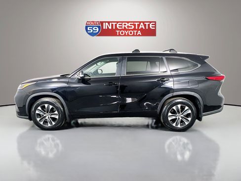 Used 2023 Toyota Highlander XLE image 3