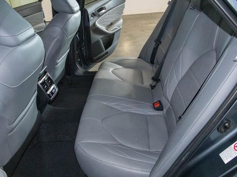 Used 2019 Toyota Avalon Limited image 15