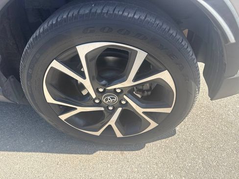 Used 2019 Toyota C-HR XLE FWD image 9