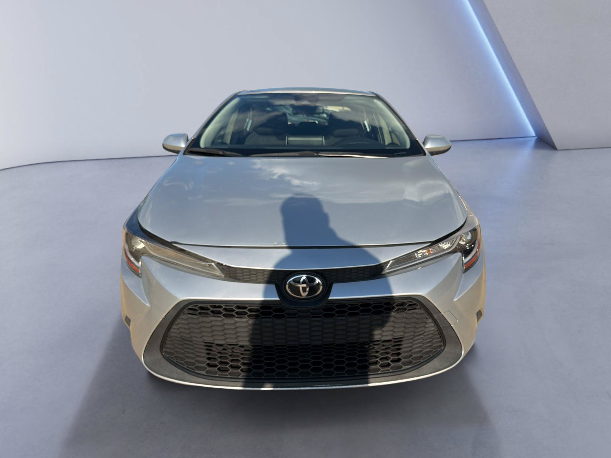 Used 2020 Toyota Corolla LE FWD image 2