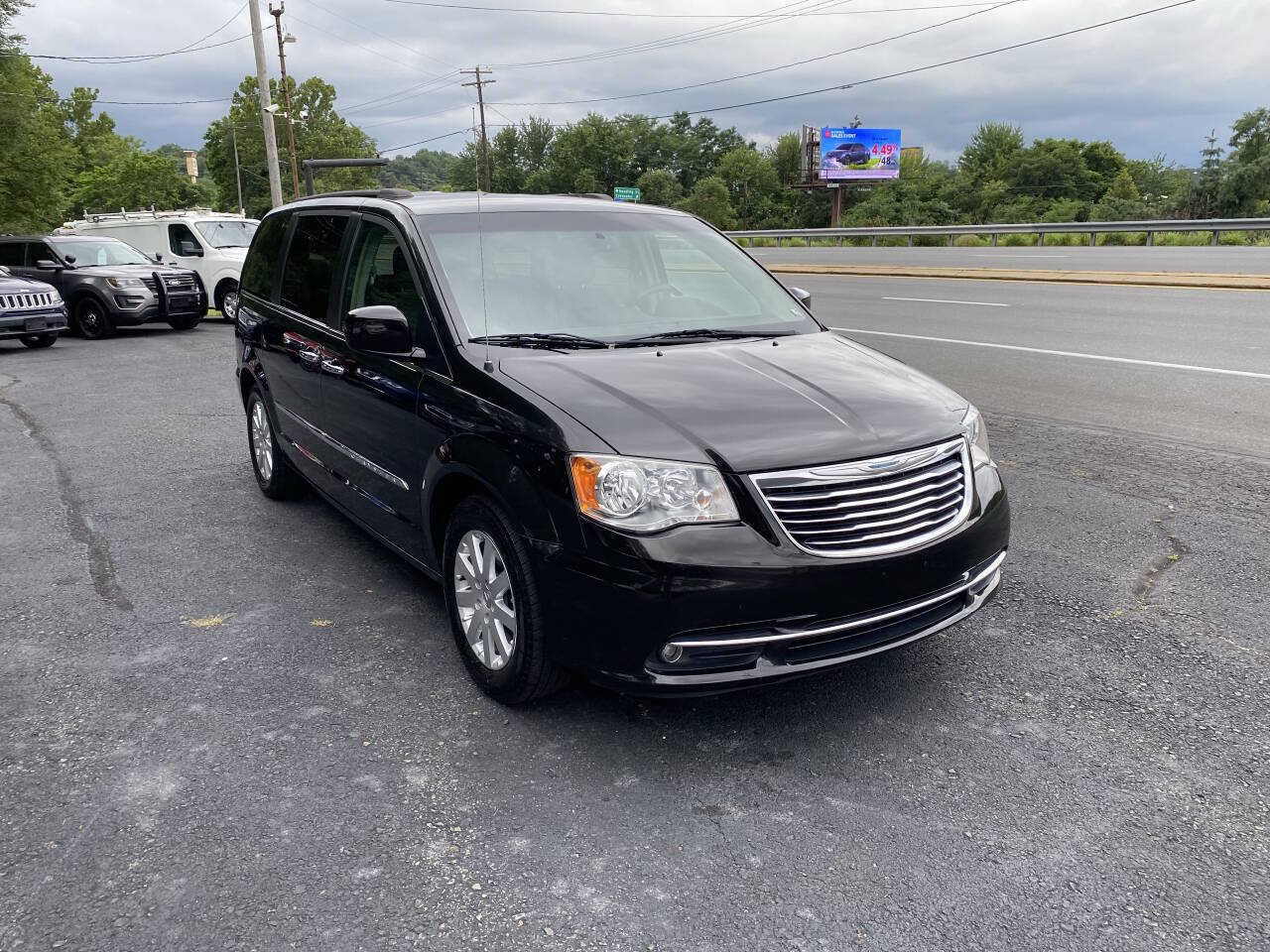 Used 2015 Chrysler Town & Country Touring w/ Driver Convenience Group FWD image 4