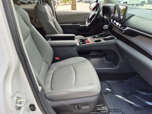 Certified 2023 Toyota Sienna XLE FWD image 21