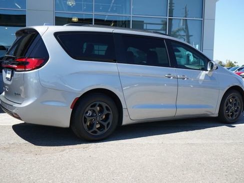 Used 2021 Chrysler Pacifica Limited w/ Uconnect Theater Family Group FWD image 9