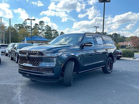 New 2025 Lincoln Navigator Reserve w/ Jet Appearance Package AWD/4WD image 2