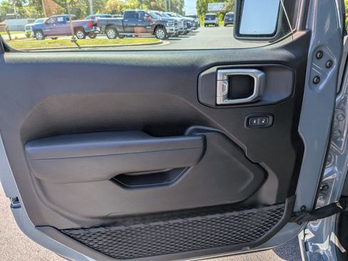 Used 2025 Jeep Gladiator Sport AWD/4WD image 10