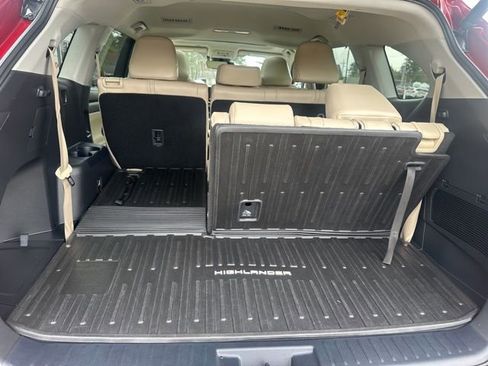 Used 2022 Toyota Highlander XLE image 10