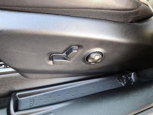 Used 2026 Chrysler Pacifica Limited FWD image 17