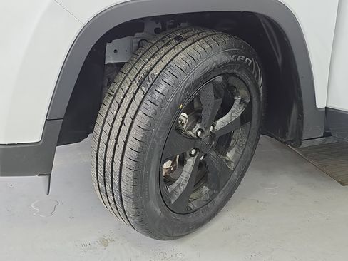 Used 2021 Jeep Cherokee Latitude Plus image 30