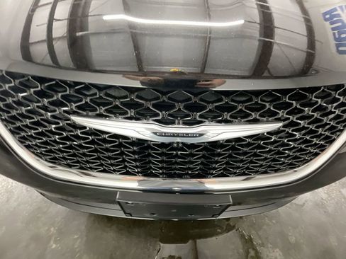 Used 2024 Chrysler Pacifica Touring-L image 29