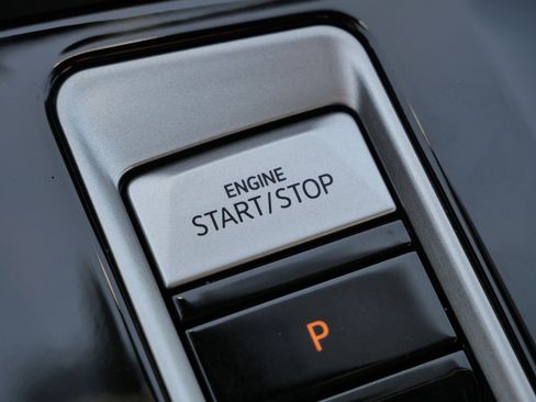 Certified 2024 Volkswagen Atlas SEL Premium R-Line image 27