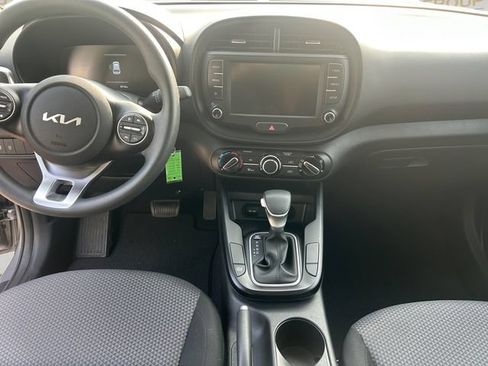 Used 2025 Kia Soul LX w/ LX Technology Package FWD image 11