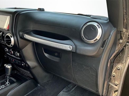 Used 2018 Jeep Wrangler Unlimited Sahara image 24