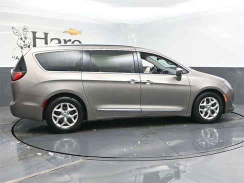 Used 2018 Chrysler Pacifica Touring-L Plus w/ Tire & Wheel Group image 38