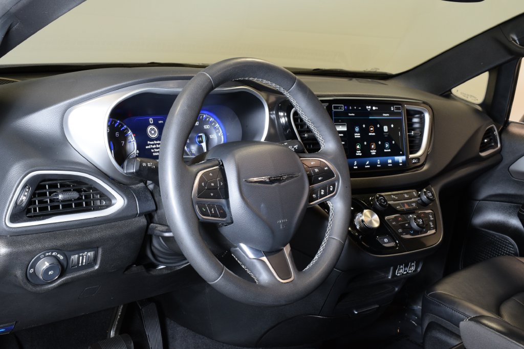 Used 2025 Chrysler Pacifica Select FWD image 11