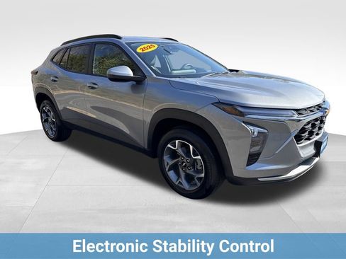 Used 2025 Chevrolet Trax LT image 10