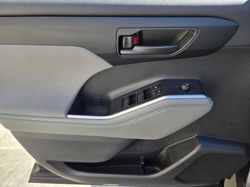 Used 2023 Toyota Highlander LE image 22