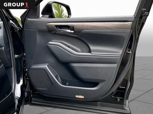 Certified 2025 Toyota Highlander Platinum AWD/4WD image 23