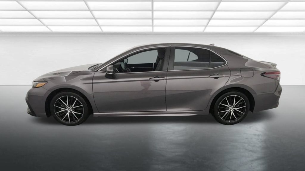 Used 2024 Toyota Camry SE FWD image 5