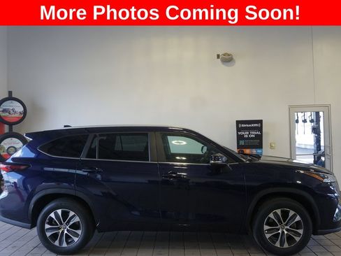 Used 2025 Toyota Highlander XLE FWD image 2