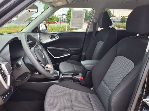 Used 2025 Kia Soul LX w/ LX Technology Package FWD image 15