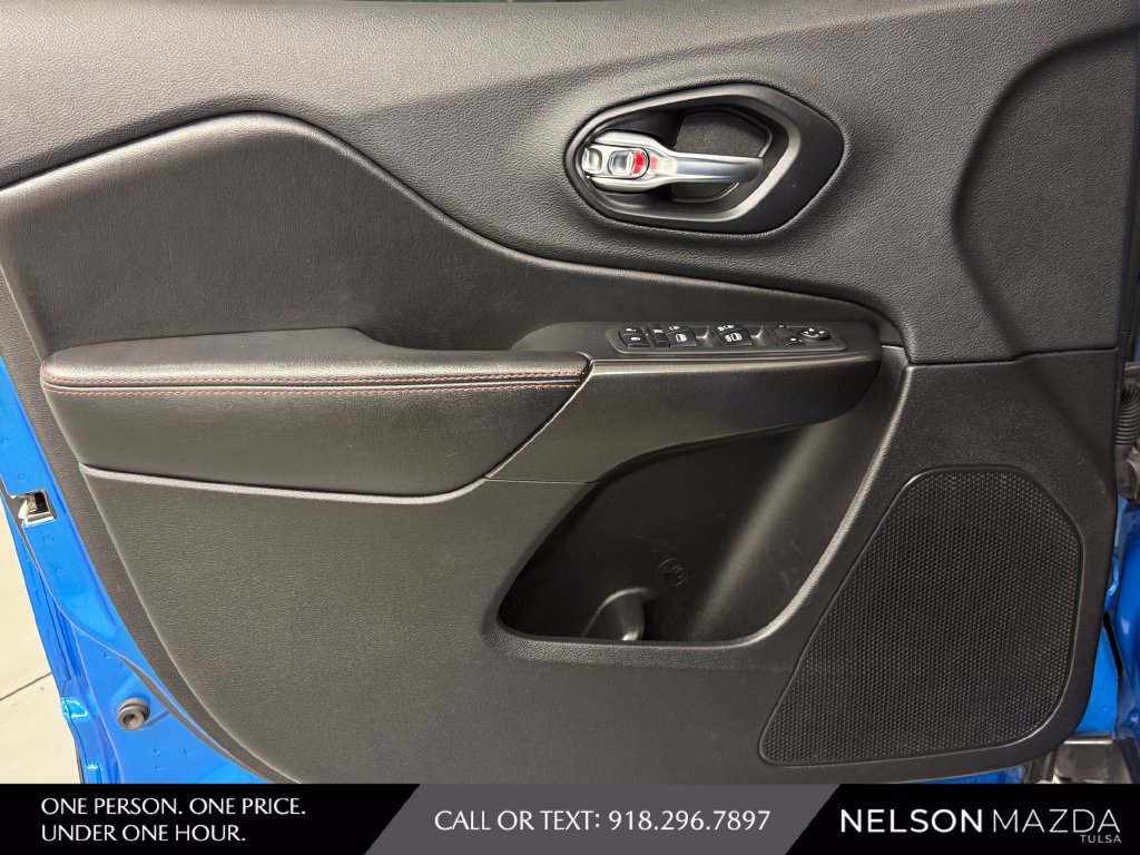 Used 2019 Jeep Cherokee Trailhawk w/ Comfort/Convenience Group AWD/4WD image 22