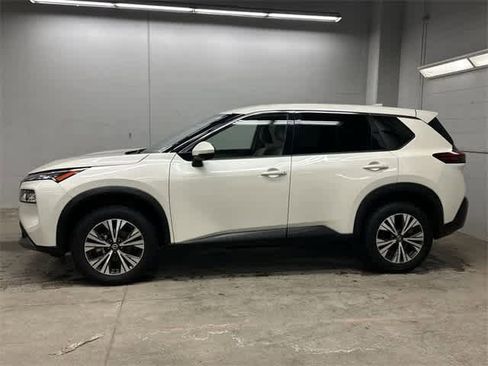 Used 2021 Nissan Rogue SV image 2