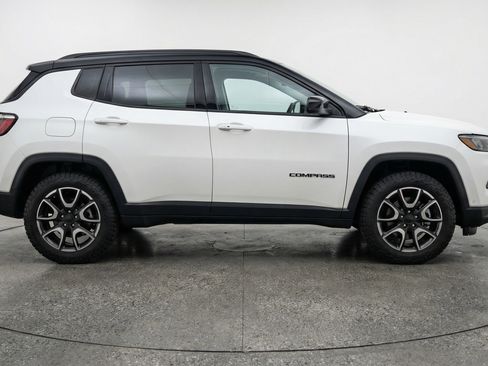 Used 2025 Jeep Compass Trailhawk AWD/4WD image 11