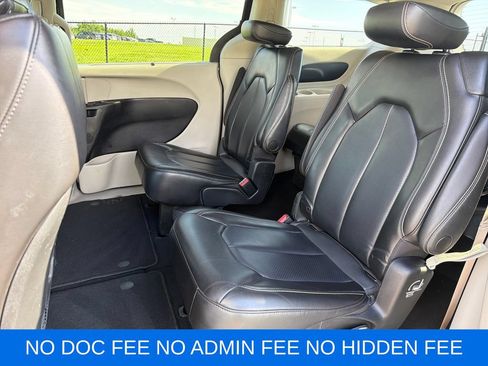 Used 2023 Chrysler Pacifica Touring-L FWD image 25