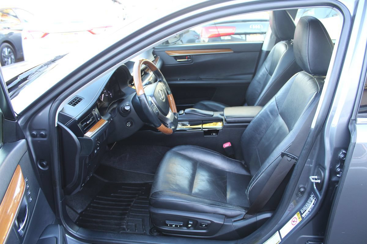 Used 2014 Lexus ES 300h w/ Luxury Package w/Bamboo Trim FWD image 20