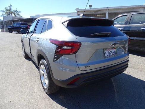 Certified 2025 Chevrolet Trax LS w/ LS Convenience Package FWD image 2