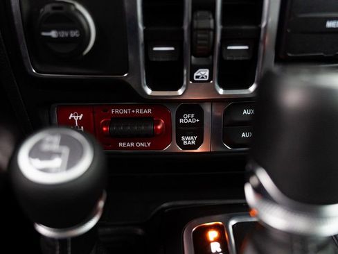Used 2024 Jeep Gladiator Rubicon w/ Convenience Group AWD/4WD image 19