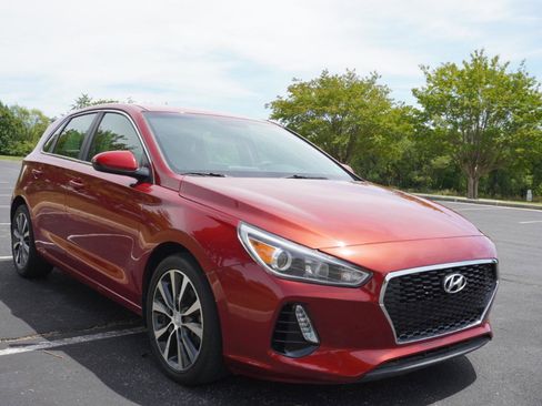 Used 2018 Hyundai Elantra GT FWD image 2