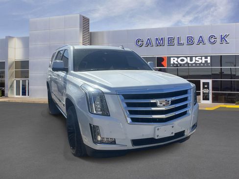 Used 2017 Cadillac Escalade Premium Luxury RWD image 4