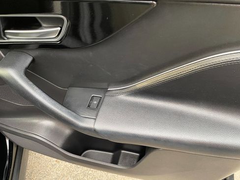 Used 2018 Jaguar F-PACE image 27