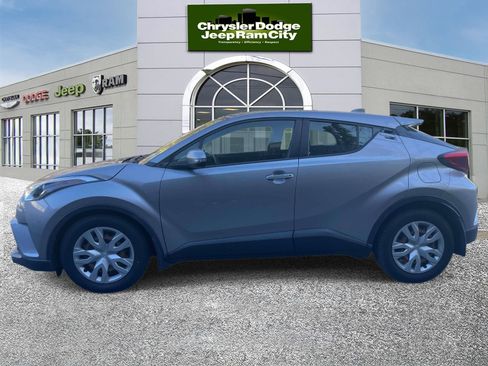 Used 2019 Toyota C-HR XLE FWD image 5