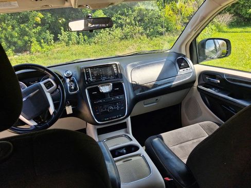 Used 2015 Chrysler Town & Country Touring FWD image 17