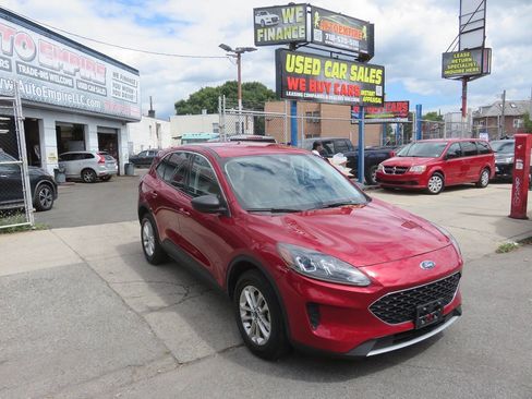 Used 2022 Ford Escape SE w/ Cold Weather Package AWD/4WD image 3