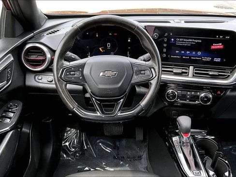 Used 2025 Chevrolet Trax RS w/ Sunroof Package FWD image 5