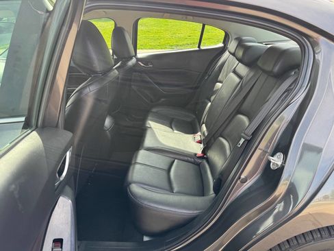 Used 2018 MAZDA MAZDA3 Touring FWD image 12