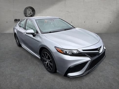 Used 2022 Toyota Camry SE FWD image 3