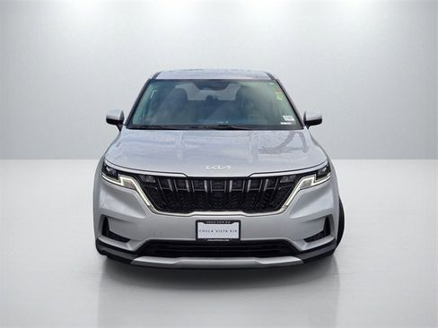Used 2023 Kia Carnival LX image 2