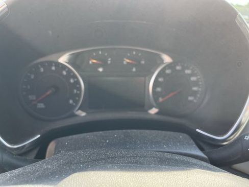 Used 2023 Chevrolet Equinox LS w/ LS Convenience Package AWD/4WD image 2