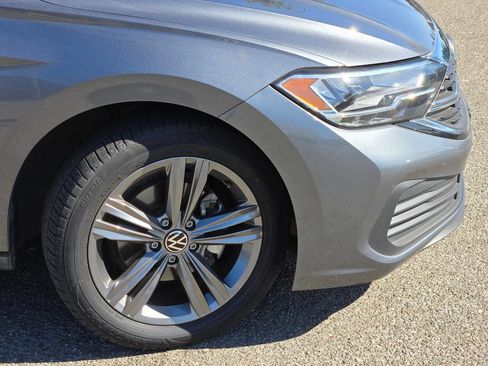 Used 2024 Volkswagen Jetta SE FWD image 3