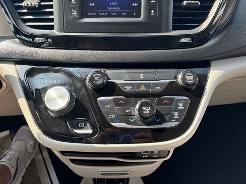 Used 2017 Chrysler Pacifica Touring image 19